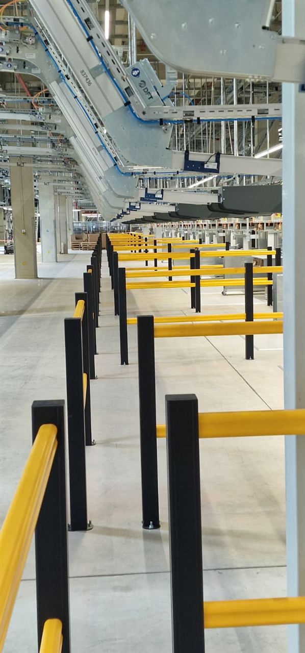 Reihen aus Anfahrschutz im Logistikzentrum