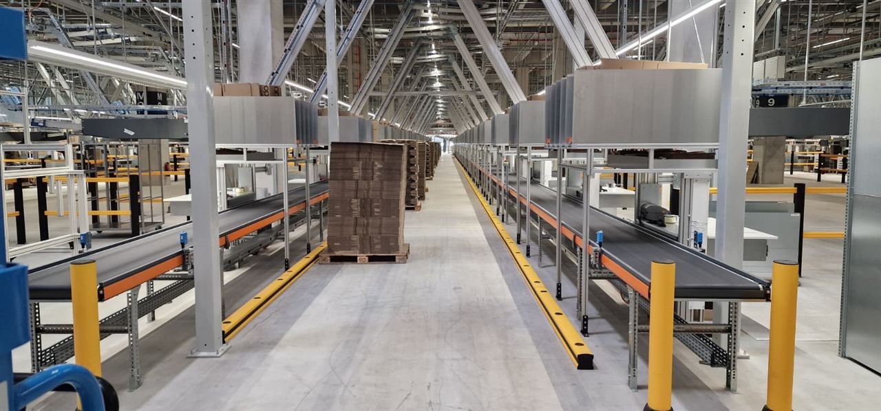 Lagerhalle mit Regalsystemen, Fördertechnik und Anfahrschutz